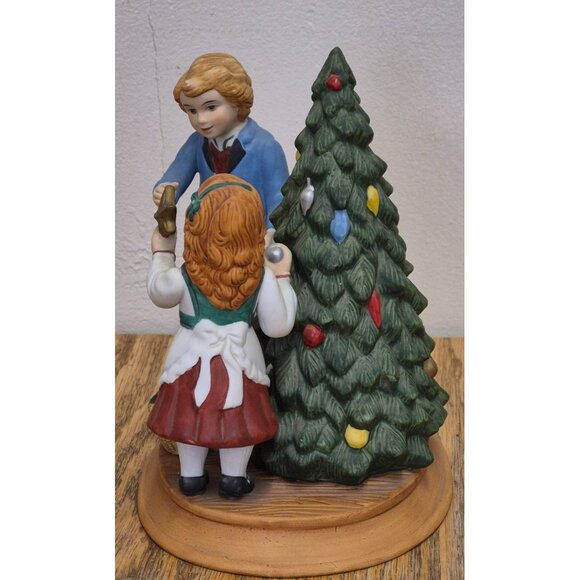 Christmas 1982 Avon Collectible Plate & Figurine Set With 22K Gold Trim - Picture 8 of 13